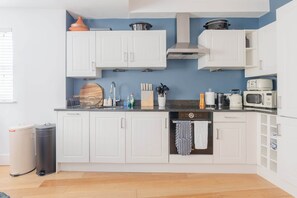 Fridge, microwave, oven, stovetop - Beautifully Designed 1BD Flat, Near Balham Station (Greater London)