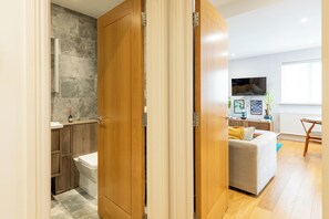 1 多间卧室、上网接入、床单