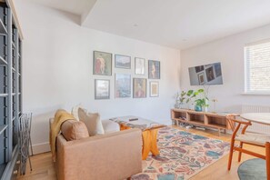 TV - Beautifully Designed 1BD Flat, Near Balham Station (Greater London)