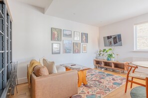 Living area - Beautifully Designed 1BD Flat, Near Balham Station (Greater London)