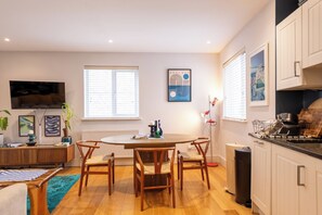 Dining - Beautifully Designed 1BD Flat, Near Balham Station (Greater London)