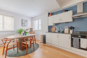 Private kitchen - Beautifully Designed 1BD Flat, Near Balham Station (Greater London)
