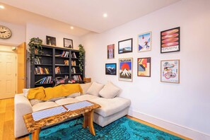 TV - Beautifully Designed 1BD Flat, Near Balham Station (Greater London)
