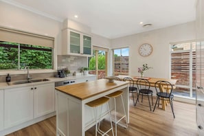 Coffee/tea maker, fridge, microwave, oven - Ironbark Rise, Central Bendigo (Ironbark)