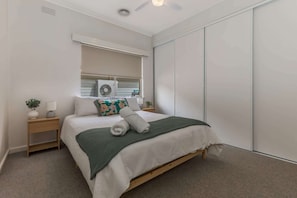 3 bedrooms, iron/ironing board, WiFi, bed sheets - Ironbark Rise, Central Bendigo (Ironbark)