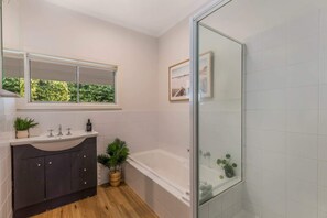 Shower, hair dryer, towels - Ironbark Rise, Central Bendigo (Ironbark)