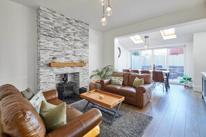 TV, peis og kontorer