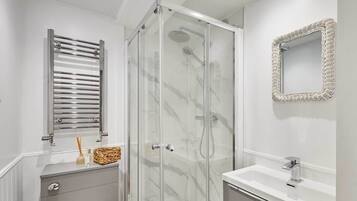 Douche, sĂšche-cheveux, serviettes fournies