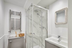 Shower, hair dryer, towels