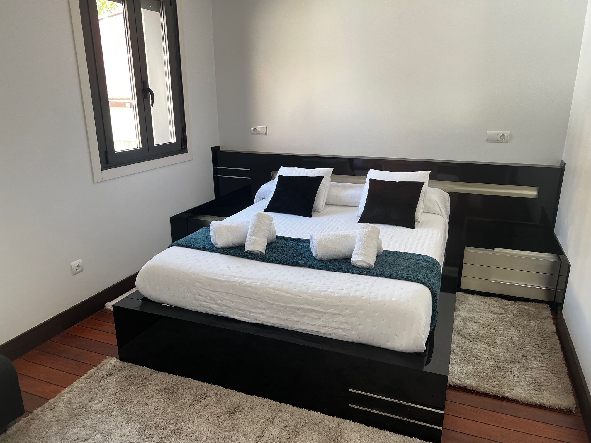 2 habitaciones, tabla de planchar con plancha y cuna de viaje 