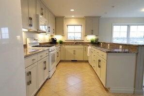 冰箱、微波炉、烤箱、炉灶