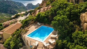 Seasonal outdoor pool, pool umbrellas, pool loungers - Apartments with common swimming pool in Costa Paradiso (Trinità d'Agultu e Vignola)