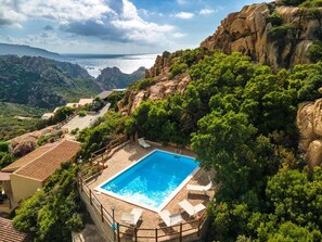 Piscine extérieure en saison, parasols, chaises longues