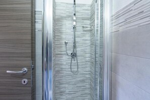 Dusche, Regendusche, Bidet, Handtücher