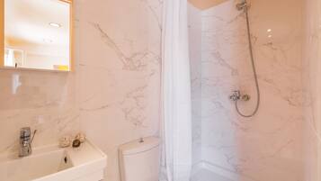 Studio | Bathroom | Shower, hair dryer, towels, toilet paper