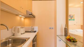 Studio | Private kitchen | Fridge, stovetop, electric kettle, cookware/dishes/utensils