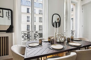 Dining - Apartment on Avenue Des Champs Élysées (3 bedroom) (Paris)