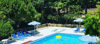 BlueWhite Studio - Getaway by the Pool