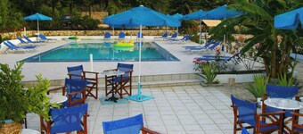 BlueWhite Studio - Getaway by the Pool