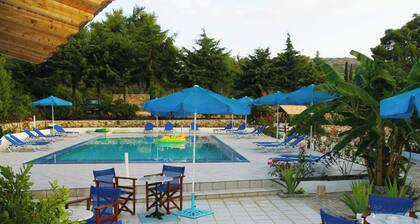 BlueWhite Studio - Getaway by the Pool