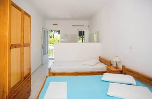 Travel cot, WiFi, bed sheets