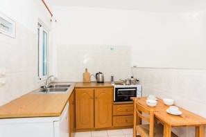 Fridge, cookware/dishes/utensils