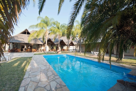 Una piscina al aire libre. Oshakati Country Lodge