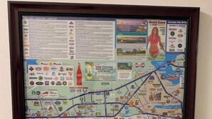 Un mapa enmarcado que muestra varias atracciones y servicios.