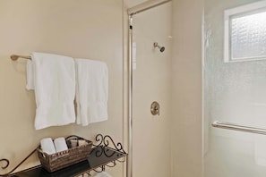 Dusche, Handtücher, Shampoo