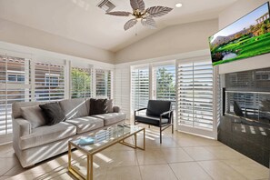 テレビ、書斎 / ワークスペース