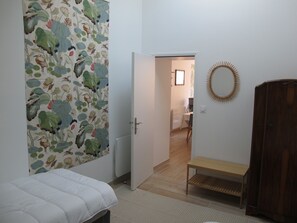 Family apartment with patio, 2 bedrooms, 4 people | Individually decorated, individually furnished, free WiFi, bed sheets - Rose Garden Bayeux (Bayeux)