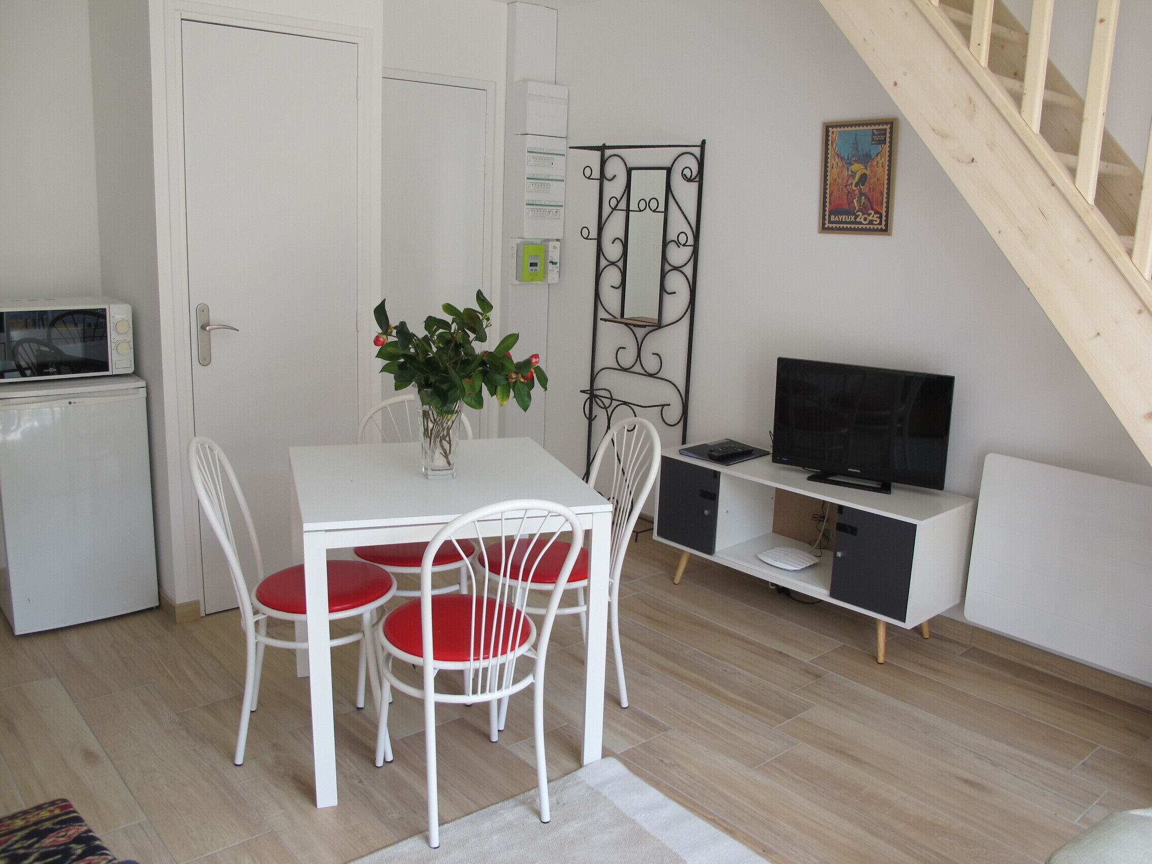 Family suite with patio, 3 people | Living area | TV