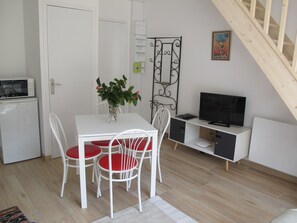 Comfort suite, uitzicht op tuin | Woonruimte | Televisie