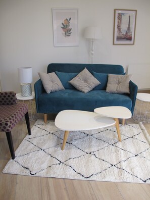 Family apartment with patio, 4 people | Living area | TV - Rose Garden Bayeux (Bayeux)