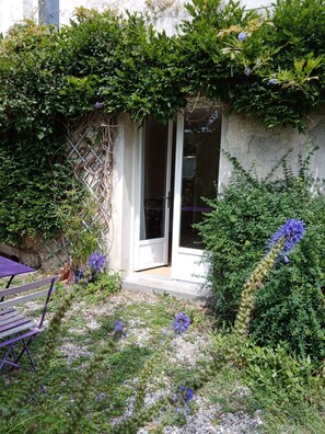 Comfortable Double room, garden view, private parking | Terrace/patio - Rose Garden Bayeux (Bayeux)