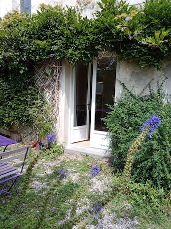 Comfortable Double room, garden view, private parking | Terrace/patio