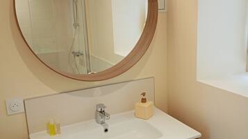 Comfort Double Room, Garden View | Bathroom