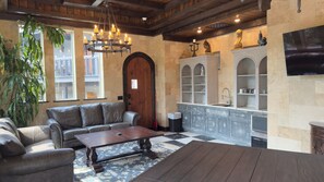 Smart TV, fireplace, video games - The Sorcerer Stone Lavash Castle With Lake Views (Broken Bow)