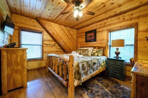 3 bedrooms, desk, WiFi (free), bed sheets