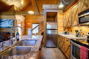 Fridge, microwave, oven, stovetop - Burnt Whiskey! Beautiful Rustic Couples Cabin. (Broken Bow)