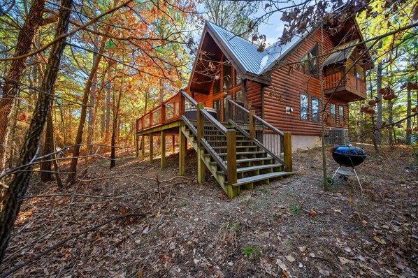 Exterior - Burnt Whiskey! Beautiful Rustic Couples Cabin. (Broken Bow)