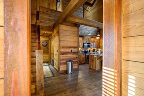 Fridge, microwave, oven, stovetop - Burnt Whiskey! Beautiful Rustic Couples Cabin. (Broken Bow)