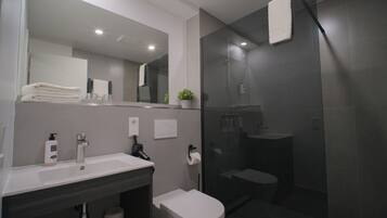 Comfort Twin kamer | Badkamer | Een douche, gratis toiletartikelen, een haardroger, handdoeken