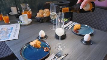 Petit déjeuner buffet (14.5 EUR par personne)