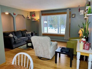 TV, offices - Spacious 4BR Escape in Sherwood Forest (Grayling)