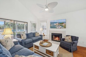 Una televisión, una chimenea, una oficina