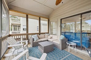 Terrace/patio - Coastal 4 BDR for 8, Walk to Beach! (Hilton Head Island)