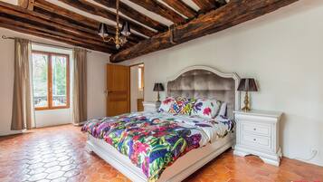 3 chambres, bureau, fer et planche Ă repasser, lit parapluie