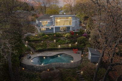 Majestic lakefront 3-bedroom with pool, hot tub, water sports and birdwatching