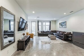 TV - Trendy 3 BDR for 8, Heart of Nash! Near 5 Points (Nashville)